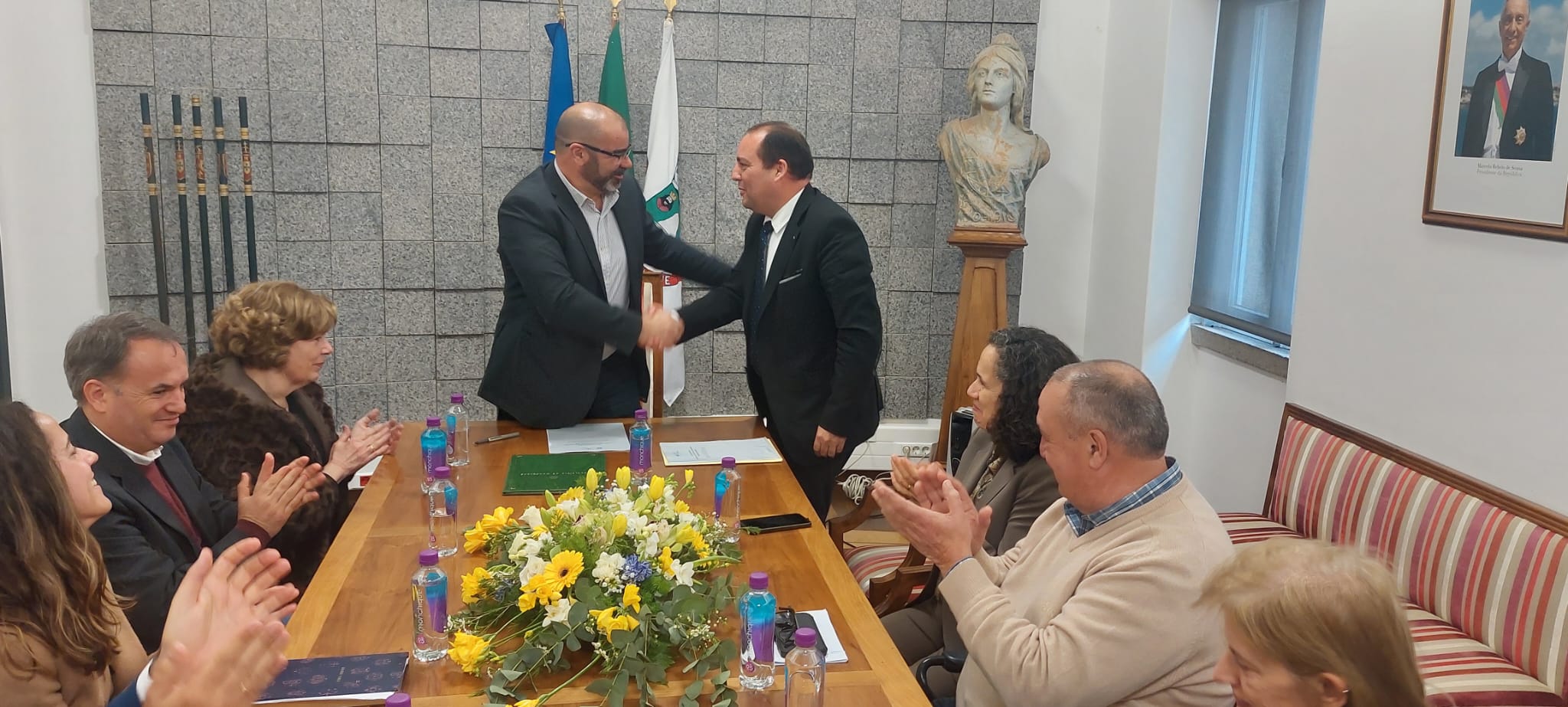 Paulo Alves e Nuno Venes aquando da assinatura do auto de cessão - Foto-Reprodução_Município de Monchique