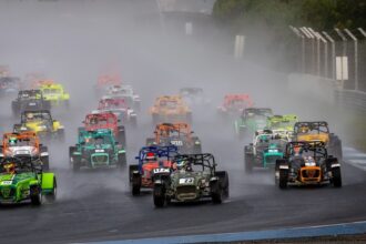 Caterham Motorsport Iberia - Foto-Reprodução_supersevenbytoyotires-Facebook