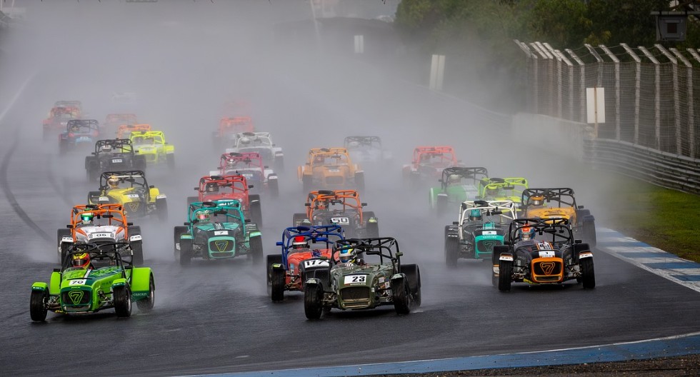 Caterham Motorsport Iberia - Foto-Reprodução_supersevenbytoyotires-Facebook