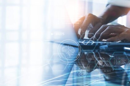 Tecnologia, computador, telemóvel, internet - Foto-tippapatt_AdobeStock_572971375